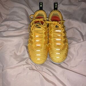 Nike size 7 women’s air vapor max plus “go the extra smile” yellow gold
